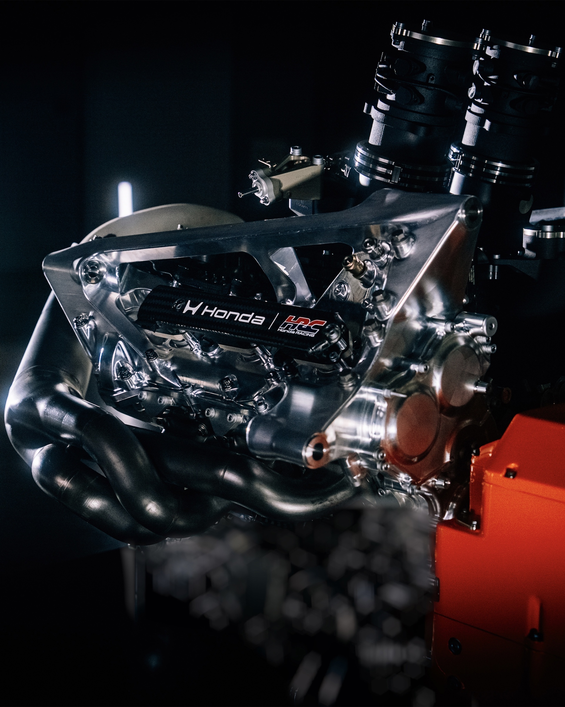 Détail du nouveau logo Honda sur le museau de la maquette Aston Martin F1 2026