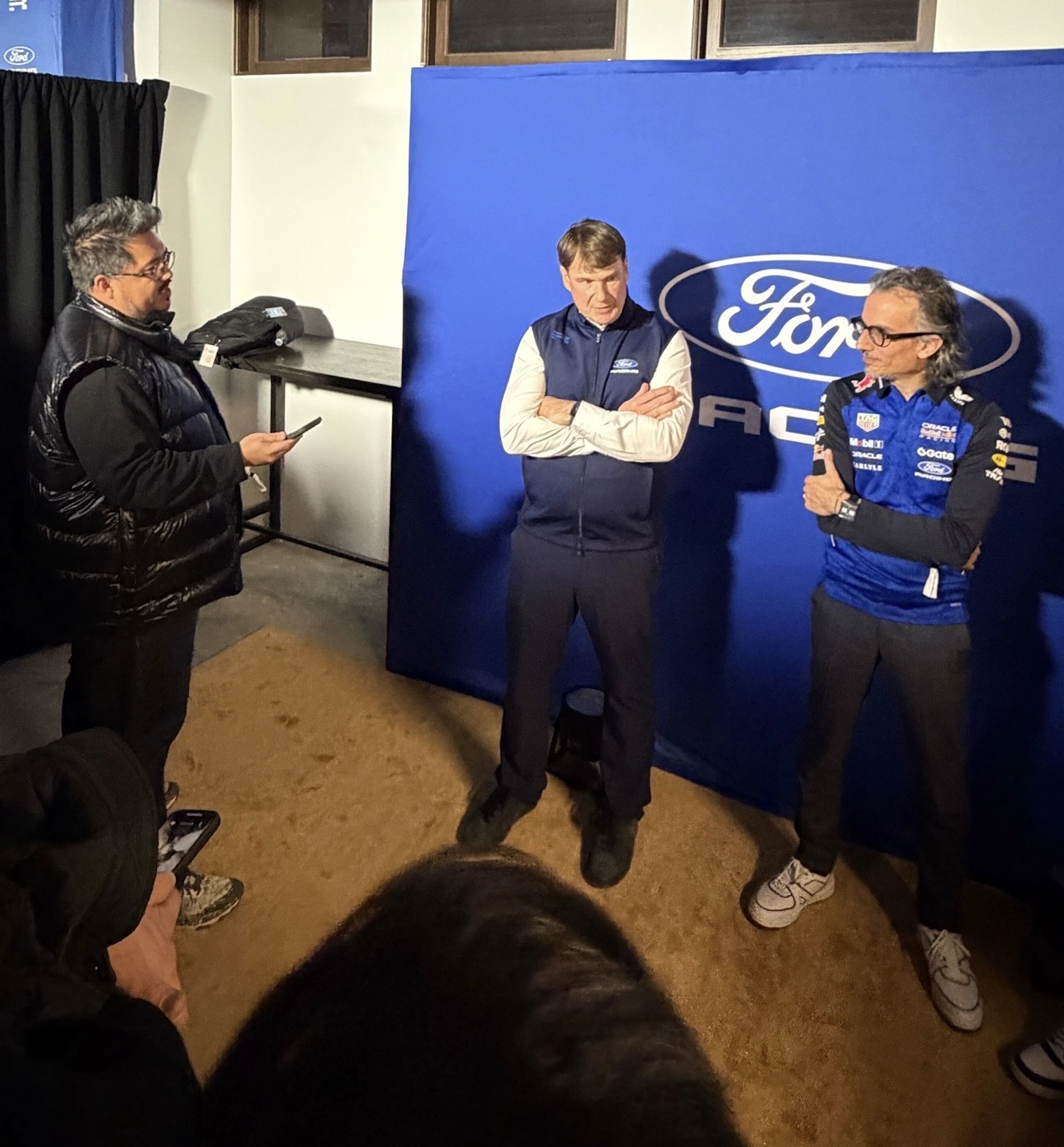 Jim Farley, PDG de Ford, lors de la présentation de la livrée Red Bull Ford 2026