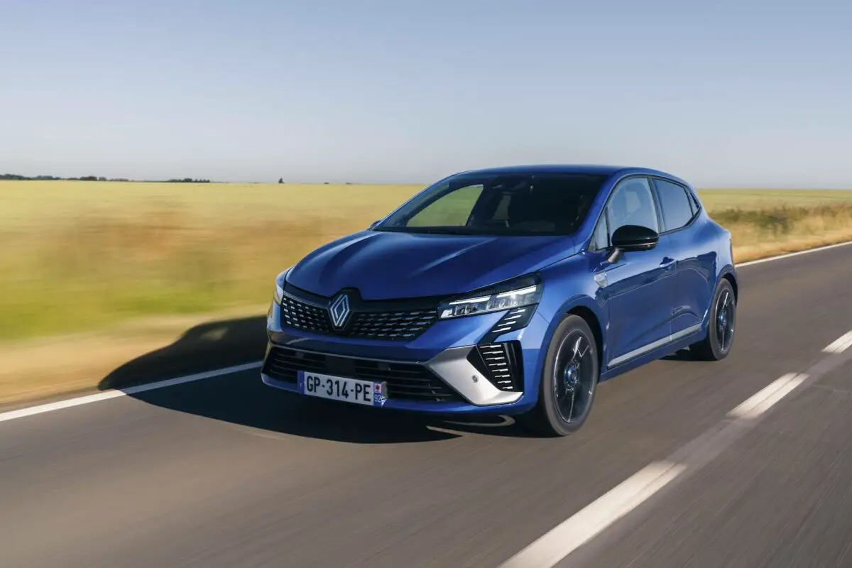 Renault Clio E-Tech full hybrid de couleur bleue