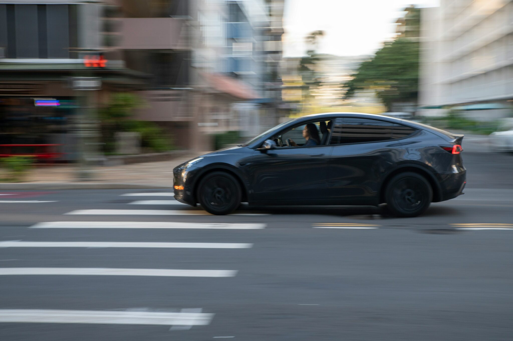 Voiture ancienne roulant dans un environnement urbain
