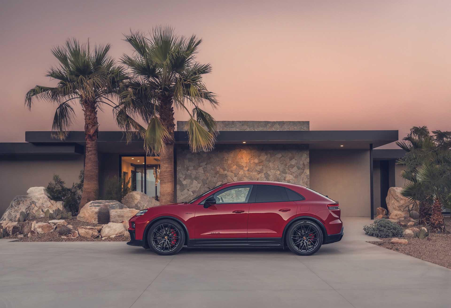 Porsche Macan GTS Electric rouge en mouvement, vue arrière dynamique