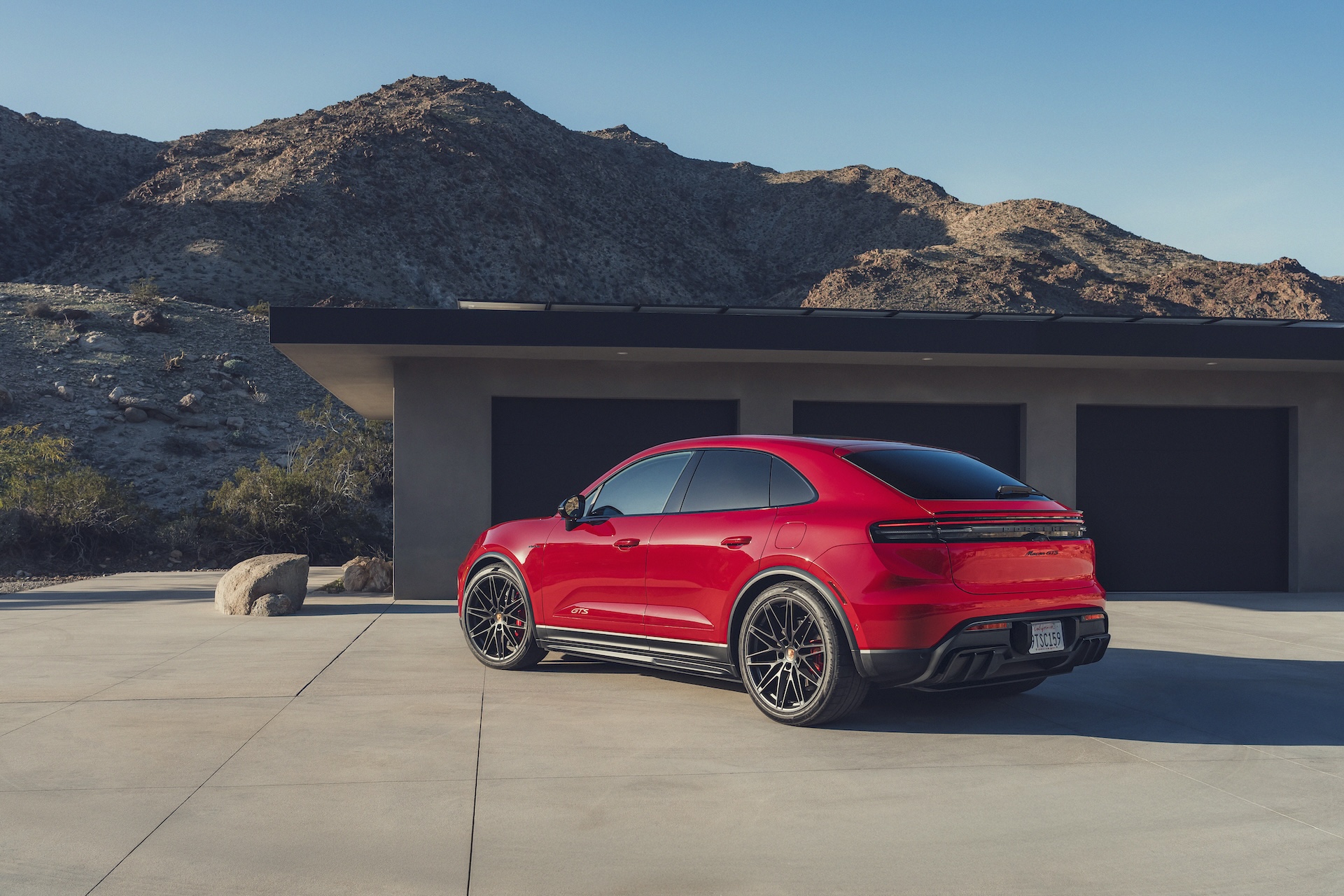 Porsche Macan GTS Electric 2026 de couleur rouge Carmine, vue de profil
