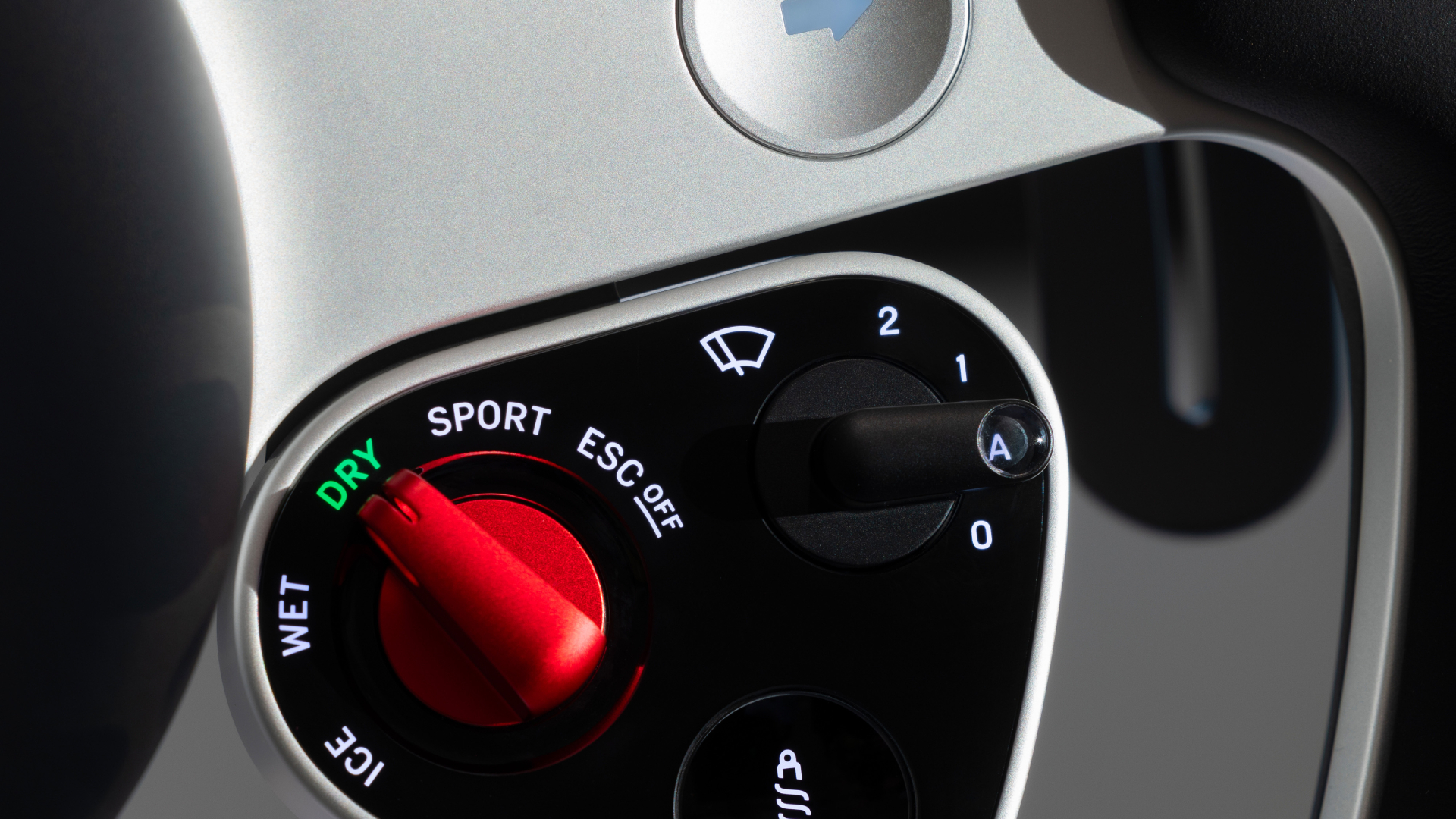 Intérieur de la Ferrari Luce avec écrans curvilignes et matériaux nobles