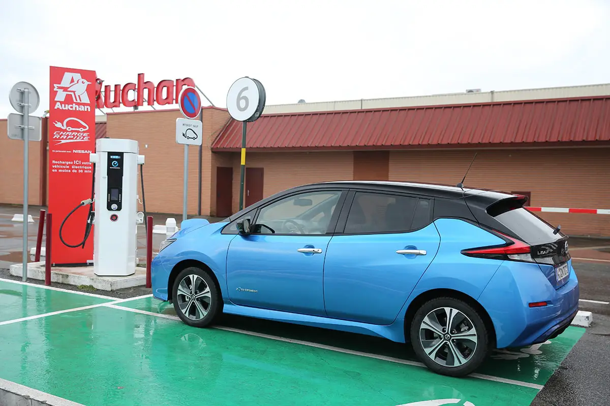 Nissan Leaf 2 de profil sur une route