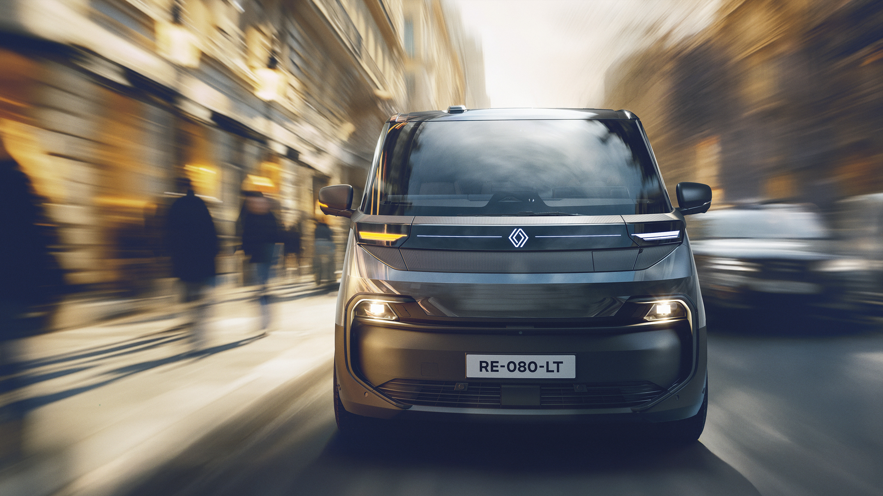 Renault Trafic Van E-Tech electric sur une route de montagne