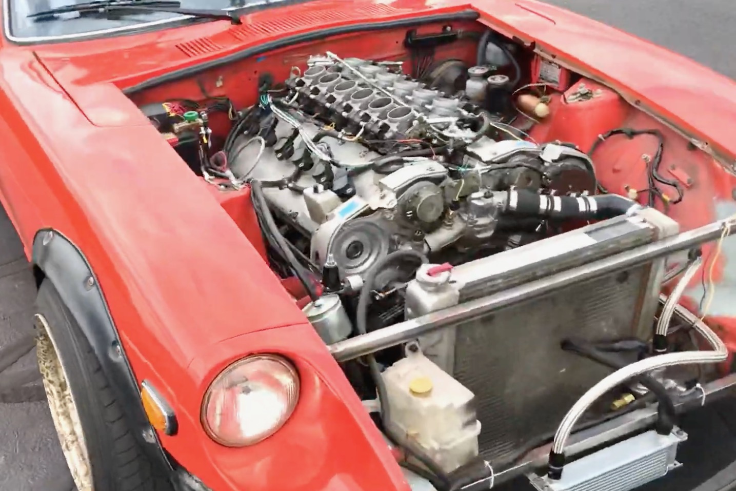 Mercedes-Benz M120 V12 installé dans une Datsun 280Z.