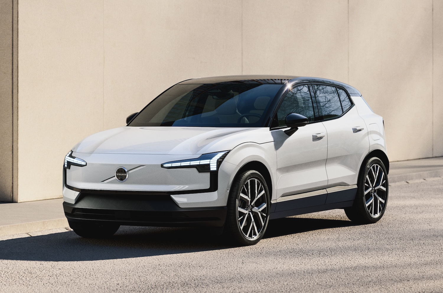 Volvo EX30 2026 года на дороге