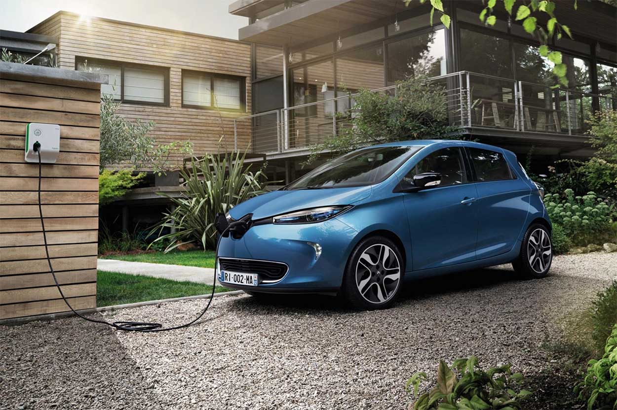 Borne de recharge pour voiture électrique installée devant une maison individuelle