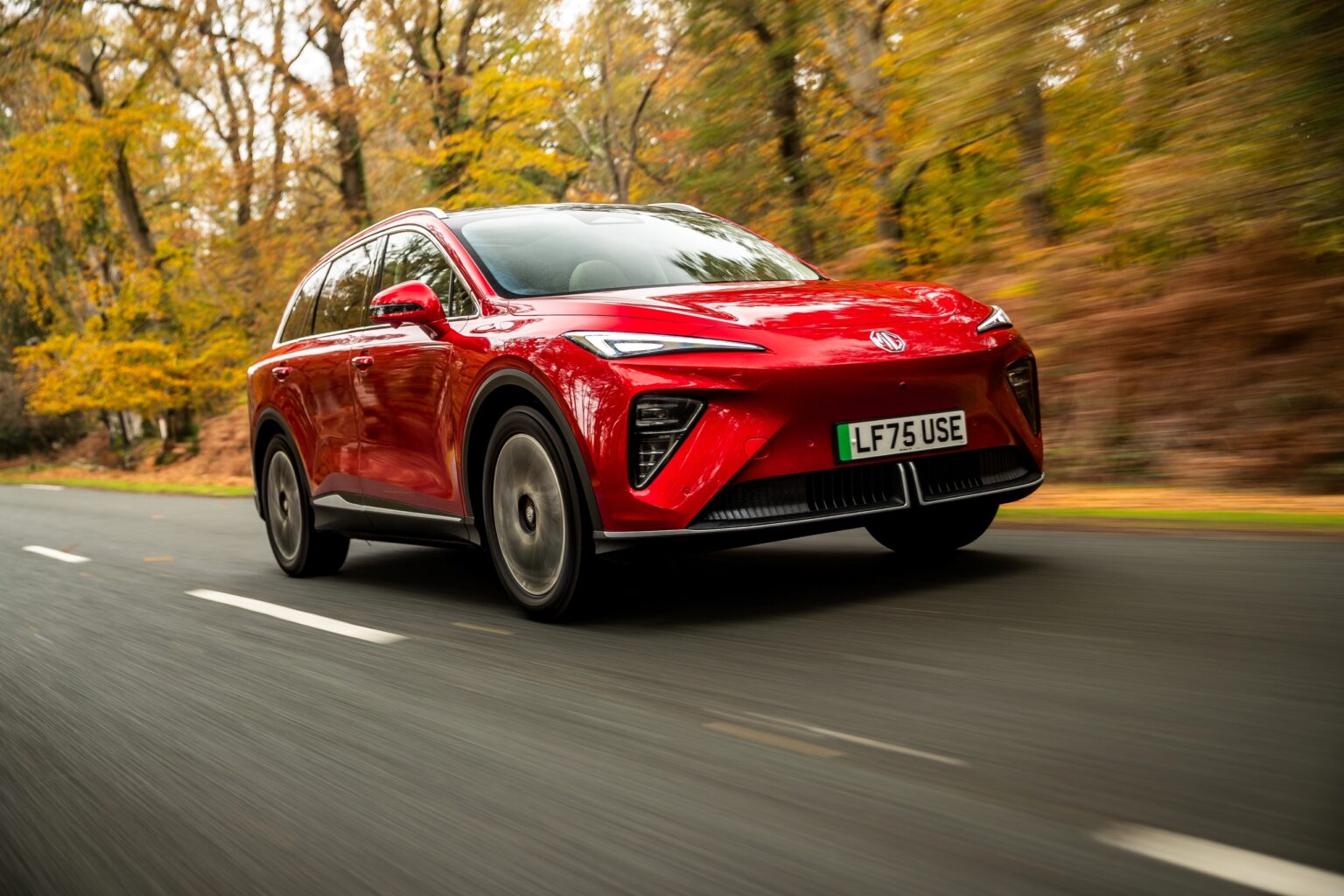 Vue latérale du MG S6 EV, un grand SUV électrique gris métallisé