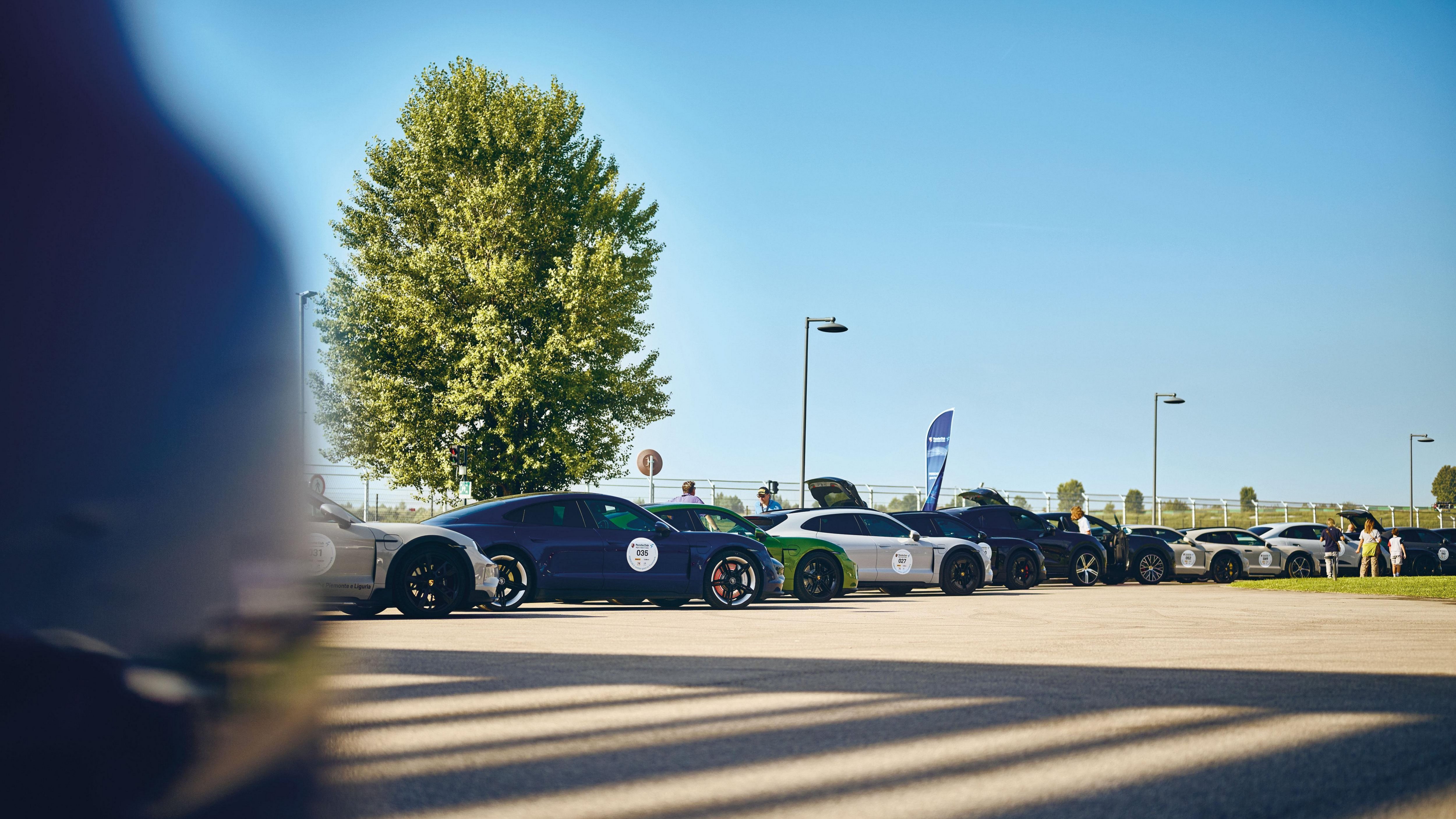 Groupe de Porsche électriques lors d