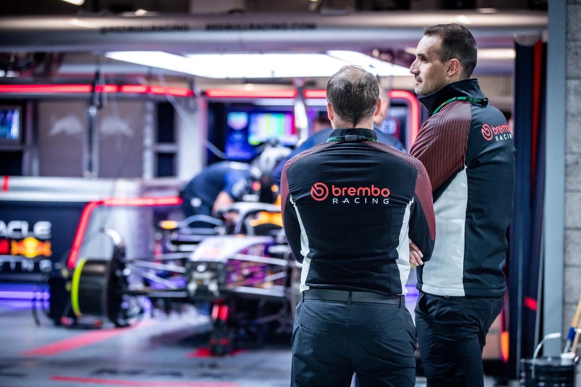 Ingénieurs Brembo travaillant sur des freins F1