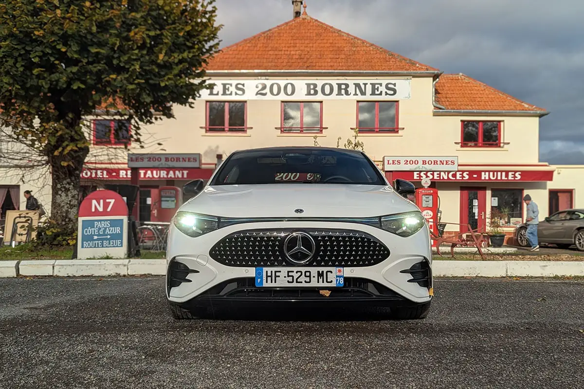 Mercedes CLA électrique sur route nationale