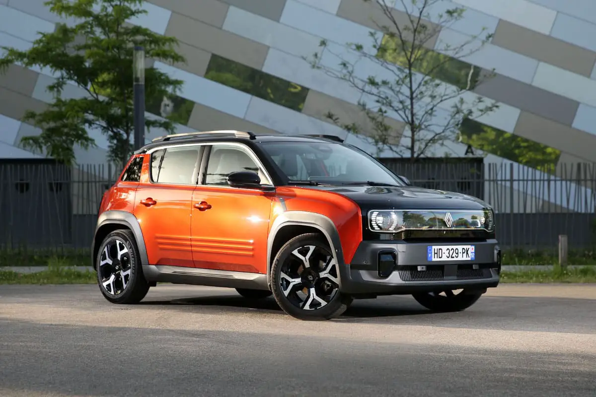 Renault 4 e-Tech de profil lors d'un essai sur route