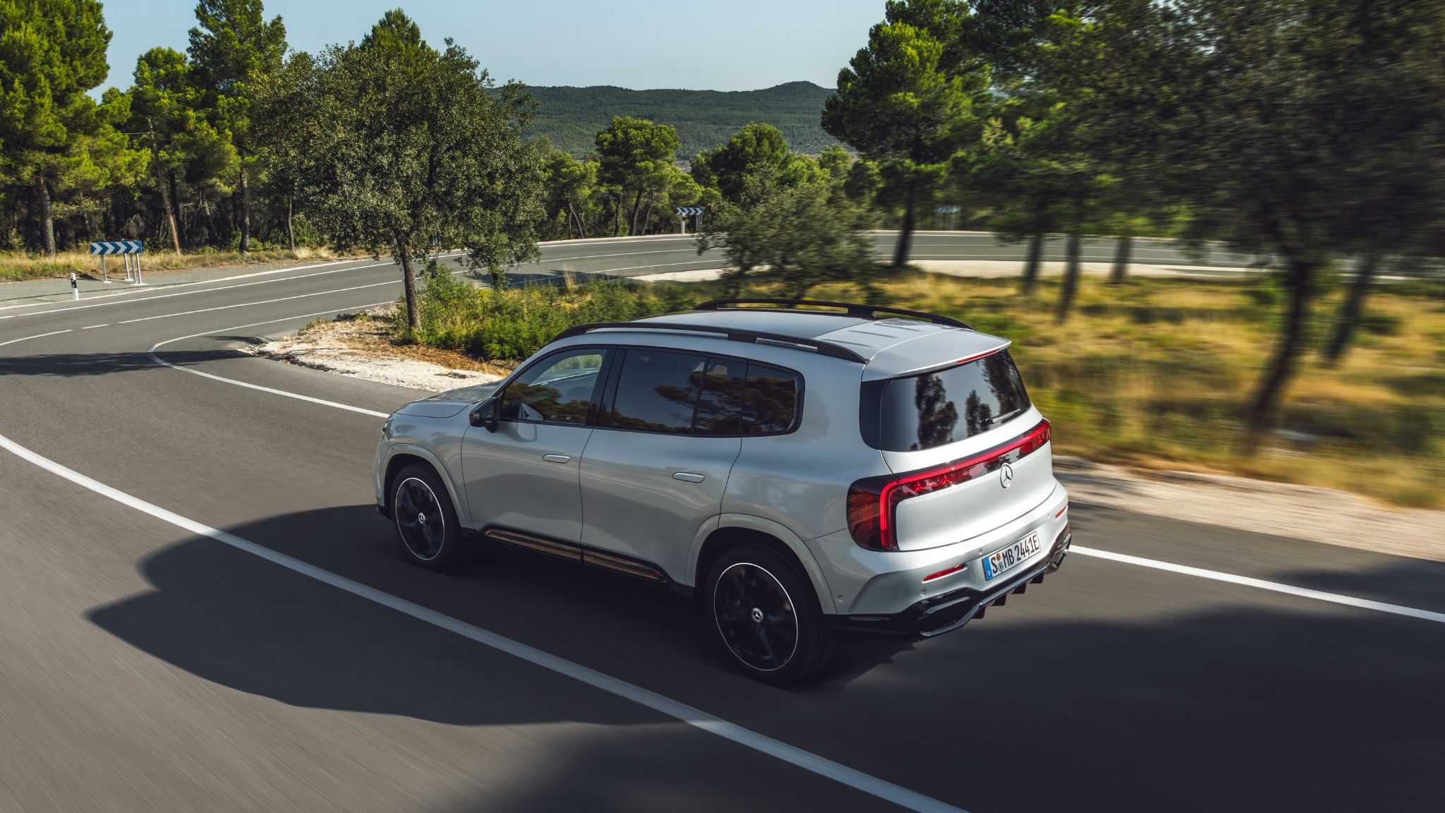 Mercedes GLB électrique de face sur route
