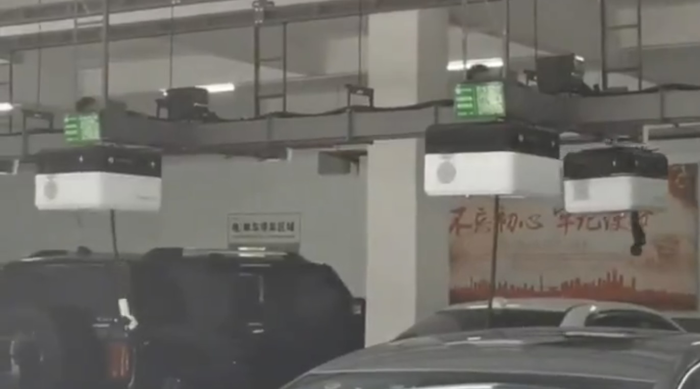 Robot de charge suspendu au plafond d