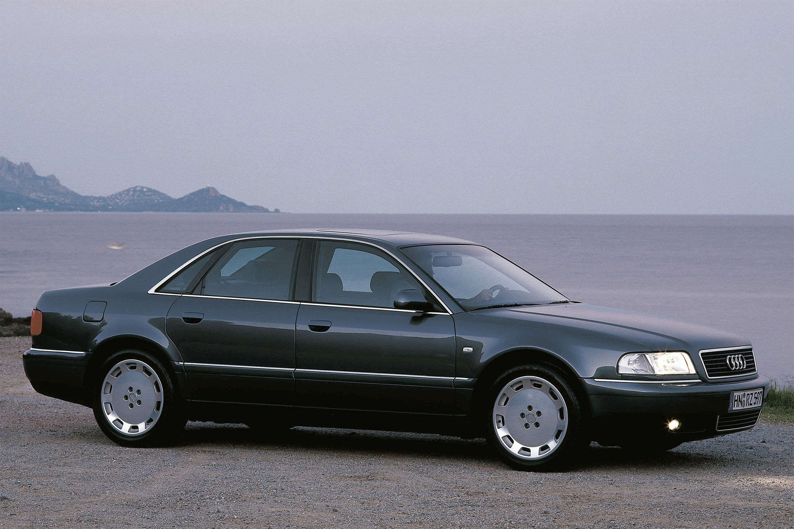 Audi A8 de profil, berline luxueuse grise