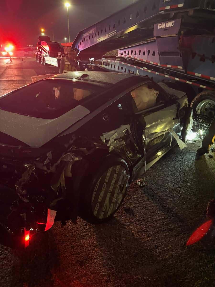 Nissan Z Heritage Edition accidentée au port, vue de nuit