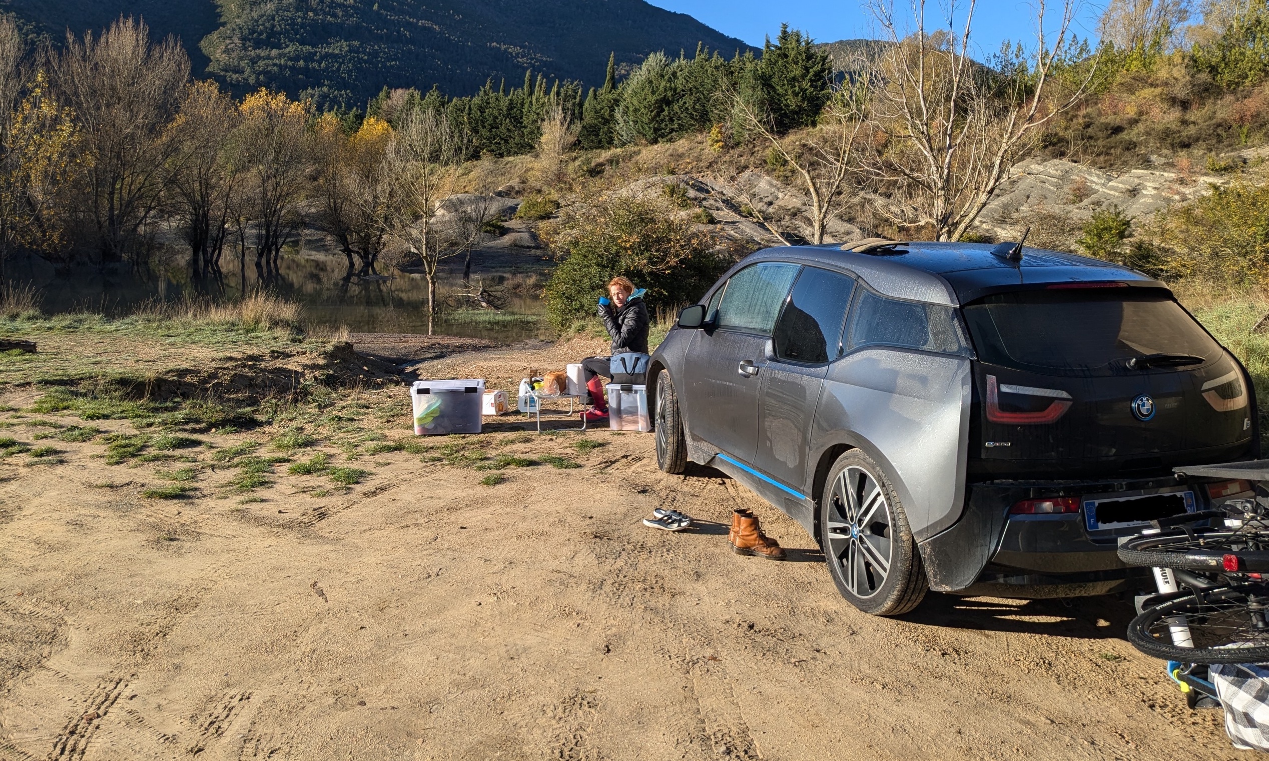 都市環境を走行するBMW i3のサイドビュー