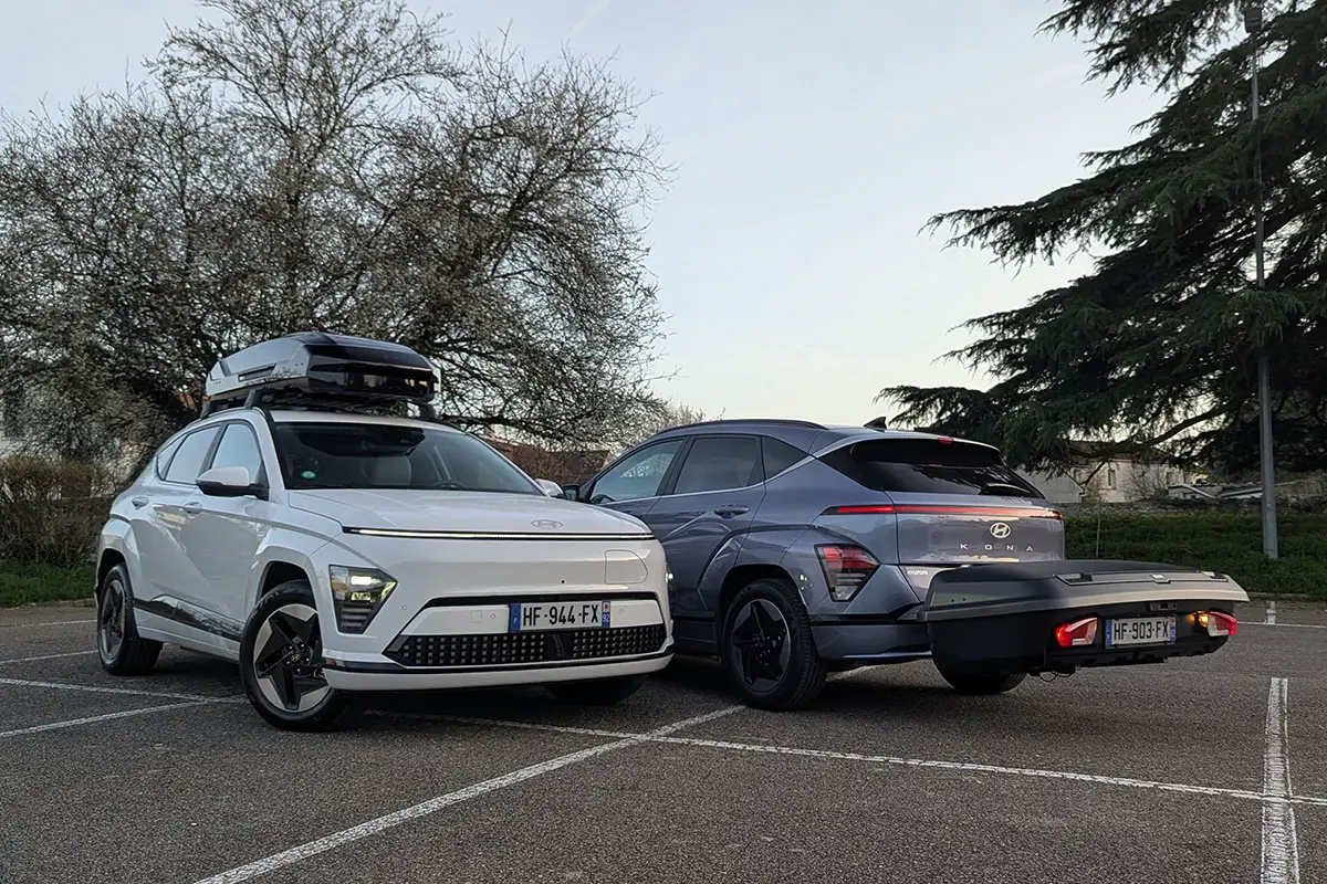 Comparatif visuel entre un coffre de toit et un coffre sur attelage sur une voiture électrique