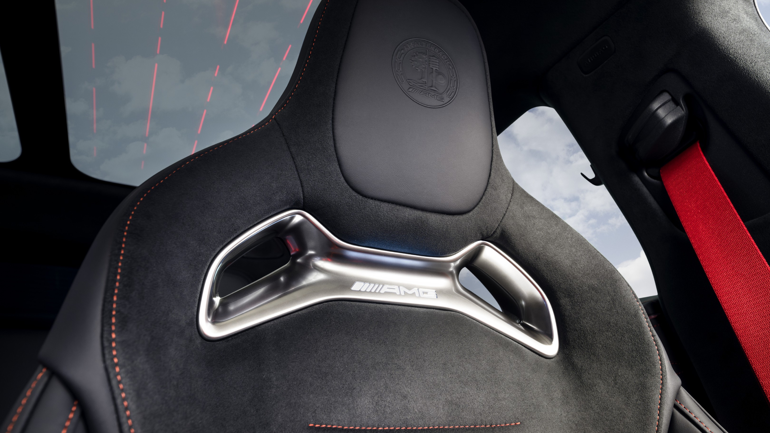 Nouvel intérieur du Mercedes-AMG GT 4 Portes avec écrans inclinés